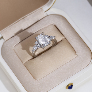 Bague de fiançailles Messi Jewelry MSR-2098 en or 18 carats avec diamant de laboratoire taille émeraude - Product Image 3