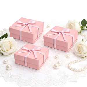 Boîtes cadeaux pliantes en carton ondulé rose luxe sur mesure avec fermeture magnétique - Product Image 3