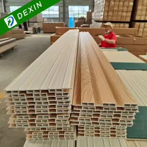 Venta al por mayor de madera de grano impermeable WPC PVC estriado Panel de pared para la decoración de interiores
