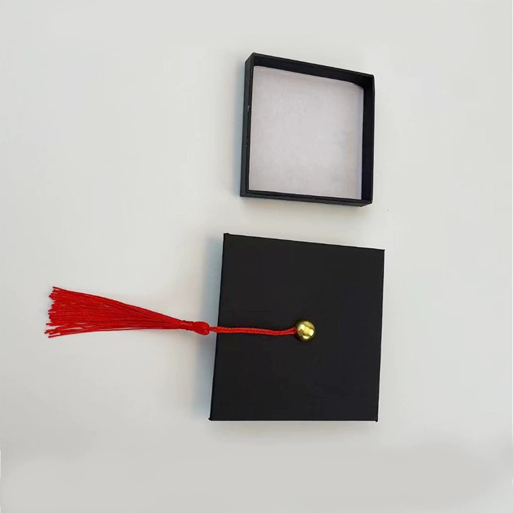Caja blanca + borla roja