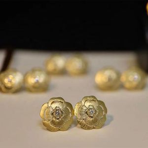 Nouveauté Xinfly Au750 - Boucles d'oreilles pour femmes en or véritable 18 carats avec diamants véritables, forme de fleurs de camélia magnifiques - Product Image 5