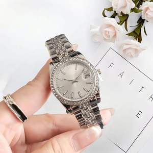 Nuevo reloj de pulsera de moda con bisel de diamantes de imitación dorados, reloj para mujer con indicador de fecha, pulsera de metal con cristales, reloj de pulsera de lujo para damas. - Product Image 4
