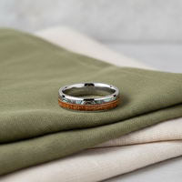 Bague unisexe classique en carbure de tungstène argenté de 6 mm avec incrustation en bois de fût de whisky, coquille d'ormeau et corde de guitare, ajustement confortable, alliance de mariage