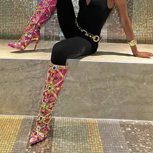 Renkli elmas kadın diz yüksek baskı çizmeler sivri burun Metal dekor Glitter uzun patik işlemeli kayma On Stiletto topuklu