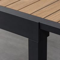 Table à manger extensible noir mat avec plateau en bois naturel à lattes, mobilier de patio moderne pour jardin et divertissements en extérieur