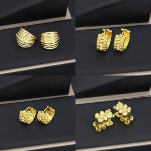 JXX Vente en gros de boucles d'oreilles Huggie tendance géométriques en laiton plaqué or 24 carats avec zircon, bijoux fantaisie de divers styles, unisexe - Product Image 1