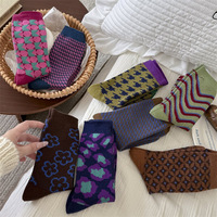 Chaussettes mi-mollet pour femme, motif pied-de-poule vintage, rayures géométriques, tons Maillard, design unique, style décontracté, automne-hiver