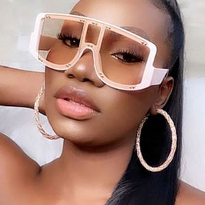 Gafas de Sol Cuadradas con Logotipo Personalizado de Última Moda 2021 para Mujer, Protección UV400, con Remaches, Forma de Escudo, Gafas de Sol Extra Grandes para Mujer - Product Image 1