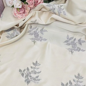 Tela de Encaje Elegante con <span class=keywords><strong>Bordado</strong></span> de Hojas de Satén Suave, Encaje con Flores Bordadas para Vestido Cheongsam, Tela para Vestido de Mujer - Product Image 5