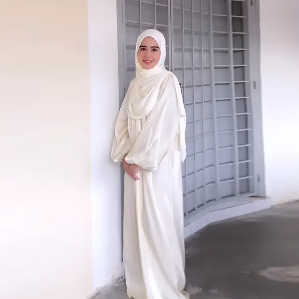 Индивидуальная белая атласная абайя, подходящий хиджаб, мягкая мусульманская женская одежда