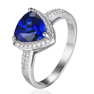 Vente en gros de bagues en argent sterling 925 serties de zircon cubique, forme triangulaire, plaquées rhodium, saphir - Product Image 1