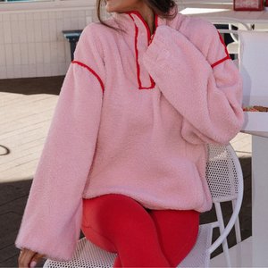 Sweat-shirt pull-over ample à col montant semi-zippé en <span class=keywords><strong>polaire</strong></span> sherpa unie pour <span class=keywords><strong>femme</strong></span> avec passepoil rouge contrastant, fabriqué sur mesure - Product Image 3