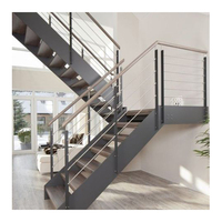 Escalier moderne à double plaque d'acier avec poutre en bois courbée et garde-corps en verre, escalier intérieur pour villa