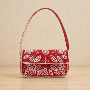 Sac à bandoulière en daim rouge fait main avec rabat perlé et garniture beige, motif géométrique, sac de soirée tendance - Product Image 2