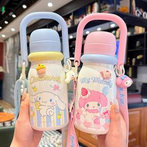 Botella de Agua Aislada Sanrio Kuromi Pochacco para Niños, Uso Escolar, con Correa para el Hombro, Verano 2025 - Product Image 2