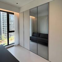 Armoire miroir pleine longueur moderne avec cadre noir fin et étagères ouvertes, placard à portes coulissantes personnalisable pour chambre principale