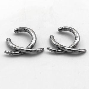 Boucles d'oreilles pour homme en acier inoxydable 316L, étanches, résistantes au ternissement, motif branche de vigne torsadée, à clipser sur le cartilage, style punk gothique. - Product Image 5