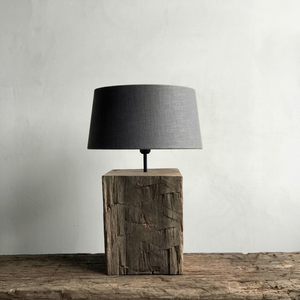 Lampe de table rustique en bois avec base en bois recyclé naturel et abat-jour en tissu gris, pour décoration de salon et chambre à coucher de style ferme ou côtier - Product Image 1