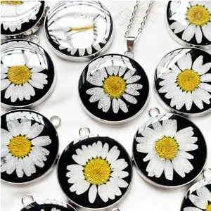 Factory Wholesale Women Necklace Stainless Steal Round Charms Resin Flower Daisy Dried Jewelry Necklace