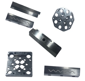 Pièces de moule de précision sur mesure de 0,003 mm : Bases coulissantes et blocs compensateurs sur mesure selon dessin, plaques anti-usure et rails de guidage - Product Image 1