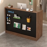 Comptoir de magasin en métal minimaliste moderne argenté, compact, simple, petit, pour les magasins de vêtements, les salons de beauté