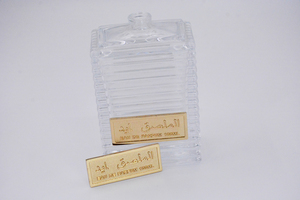 Étiquettes autocollantes en relief en alliage de zinc avec logos gravés pour bouteilles de parfum en métal 3D Eco-friendly Metal Tag HYDE - Product Image 3