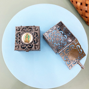 Cofanetto Regalo Gioielli con Medaglia a Croce in Metallo Placcato <span class=keywords><strong>Oro</strong></span> Vintage a Tema Natalizio Cattolico e Design Inciso - Product Image 5