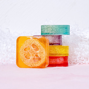 Savon Artisanal Citron Loofah 100g à l'Huile Essentielle, Savon Nettoyant Rose et Sel Marin pour le Bain - Product Image 1
