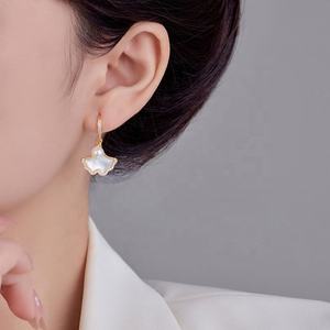 Pendientes de Perlas de Imitación con Diseño Geométrico de Latón de Alta Gama, Regalo de Perlas Cultivadas de Lujo para Mujeres con Sentido de la Moda - Product Image 6