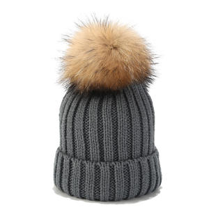 Chapeau d'hiver unisexe en acrylique doux et confortable avec <span class=keywords><strong>pompon</strong></span> pour hommes et femmes caractéristique commune pour le voyage vente en gros <span class=keywords><strong>pas</strong></span> <span class=keywords><strong>cher</strong></span> - Product Image 5