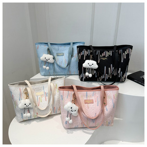 Sac fourre-tout décontracté en PU grande capacité pour femme, nouvelle tendance 2026, sac à bandoulière simple avec breloques mignonnes pour les trajets quotidiens - Product Image 1
