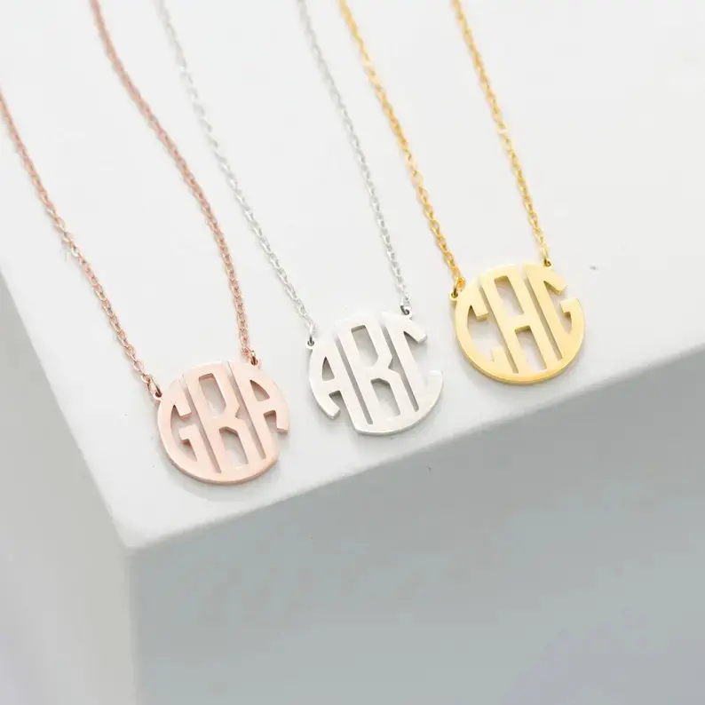 ขายส่งออกแบบเองผู้หญิงผู้ชายแฟชั่นเครื่องประดับสแตนเลส Monogram ชื่อสร้อยคอ