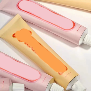 Crema Hidratante Facial Tópica Rosa en Tubo para el Cuidado Facial con Diseño Ovalado Rojo y Punta Aplicadora de Madera - Product Image 6