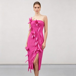 Robe formelle ajustée pour femme avec logo personnalisé, appliques florales printanières et fentes latérales - Product Image 2