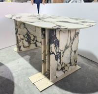 Table à manger ovale en marbre Calacatta Viola avec pieds en colonne cannelée, plateau veiné blanc et violet, mobilier de luxe pour villa, résistant à l'eau
