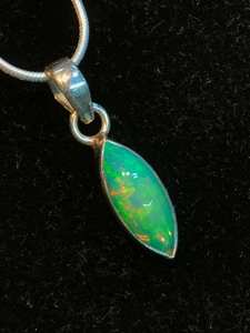 Colgante de Ópalo Welo, Moderno, con Fuerte Brillo, Plata de Ley 92.5, Engaste en Bisel, Regalo para Compromisos, Bodas, Fiestas, Aniversarios - Product Image 2