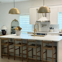 BALOM Armoire de cuisine modulaire personnalisée avec plan de travail en marbre, îlot central pleine hauteur et tiroir coulissant fluide