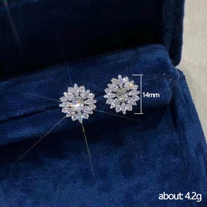 Orecchini a perno con fiore intagliato da donna, stile piccolo e scintillante, gioielli comodi per l'uso quotidiano alla moda - Product Image 4
