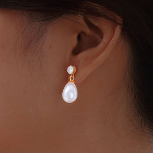 Juego de Pendientes de Perlas con Baño de Oro PVD de 18K de Lujo |   Diseños de Corazón, Zirconia, Flor y Baguette |   Joyería Hipoalergénica de Acero Inoxidable - Product Image 4