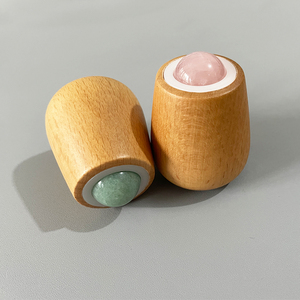 スキンケアとアイ用に設計されたローラーとハンドマッサージャーを含むフェイシャルマッサージツール木製ハンドル翡翠素材が特徴 - Product Image 4