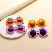 Lunettes de soleil pour enfants en forme de fraise, protection solaire UV400, jouets décoratifs de dessin animé, lunettes de fête fraîches et douces