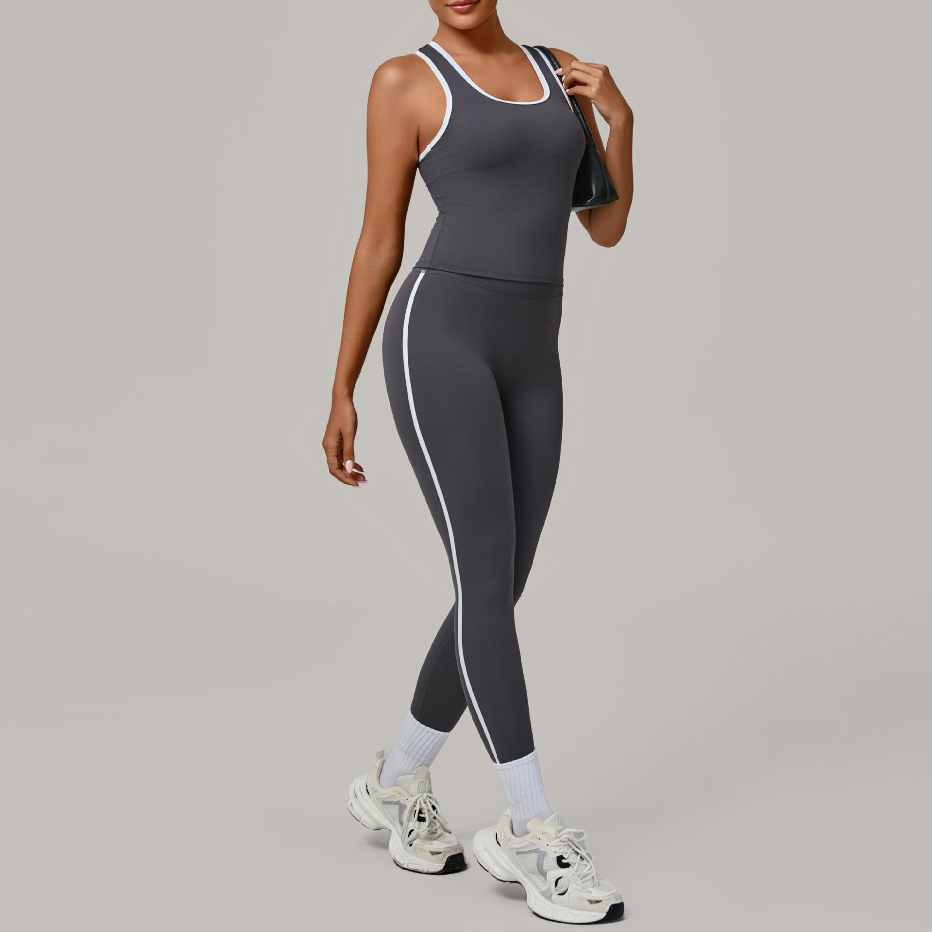 สีเทาเข้ม