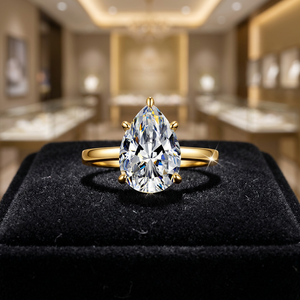 Anillo de Moissanita con Forma Geométrica de Lujo, Engaste de Cinco Garras para Mujer, Chapado en Oro de 18K, Plata de Ley 925 - Product Image 1