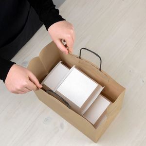 Sacs en papier kraft recyclé écologiques avec logo personnalisé pour la promotion de pizzas à emporter des restaurants, avec poignée et base carrée large - Product Image 4