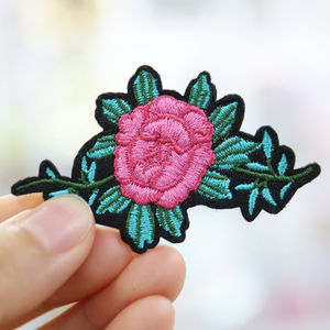 رقعة مطرزة بشعار مخصص بالجملة للفتيات، تصميم جديد بنمط الزهور والصليب قابل للكي على الملابس - Product Image 1