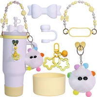 Lot de 6 accessoires modernes et simples pour tasses : crochet à pompon, motif craquelé, nœud papillon 16 cm, chaîne pour paille, capuchon de paille en forme de cœur, couvercle de tasse en silicone, ensemble de chaînes florales