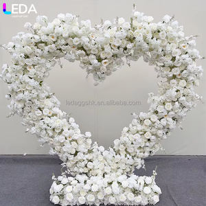 Arche florale en forme de cœur souple, faite à la main, avec roses blanches, pour allée de mariage en extérieur, idéale pour la Saint-Valentin - Product Image 1
