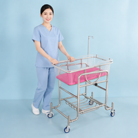 Chariot de maternité en acier inoxydable avec poteau porte-perfusion, bassin transparent et inclinaison réglable pour nouveau-né