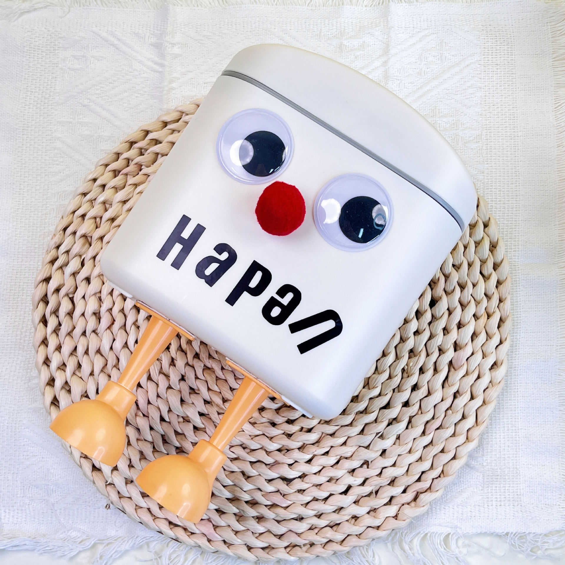 Autocollants blancs et gris pour les yeux, le nez et les lettres&nbsp;; pieds