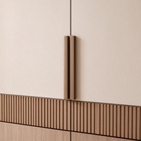 Dressing contemporain sur mesure, armoire en bois du sol au plafond avec détails à lattes pour chambre à coucher